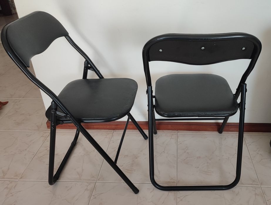 Cadeiras pretas dobráveis