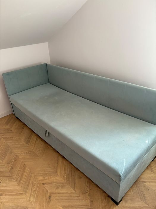 Tapczan tapicerowany Paula z pojemnikiem na pościel