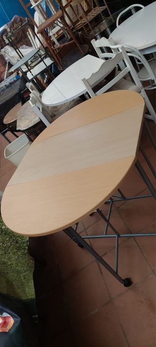 Mesa de apoio em metal e madeira