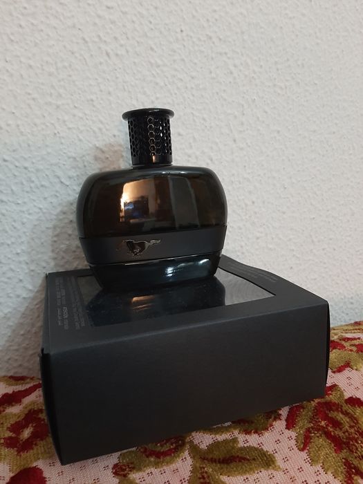 EA DE TOILETE Mustang for men black and Green.