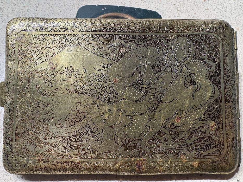 Antiga cigarreira asiática japonesa ricamente gravada