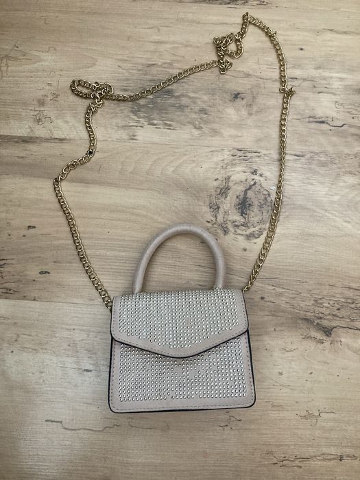 Mała elegancka torebka na złotym łańcuszku Primark