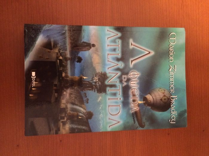 Livro "A queda da Atlântida" de Marion Zimmer Bradley