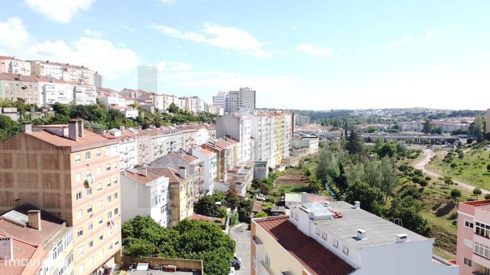 VENDE-SE T2 com Terraço e Sotão de USO EXCLUSIVO junto à Estação de Qu — Queluz E Belas, Lisboa