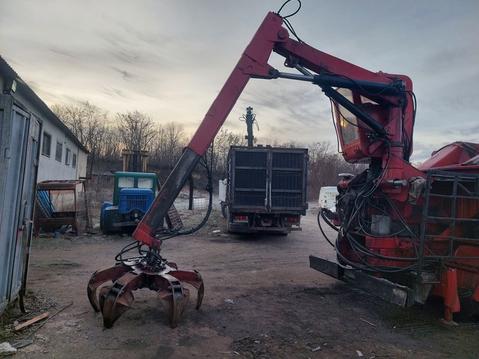 Прес для пресування металобрухту.