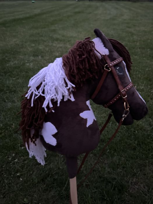 Hobby horse w idealnym stanie wraz z oglowiem,wodzami,fioletowo-czarnym napierśnikiem i fioletowymi wodzami