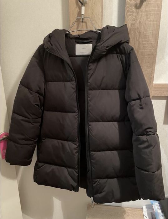 Пуховик чорний Mango