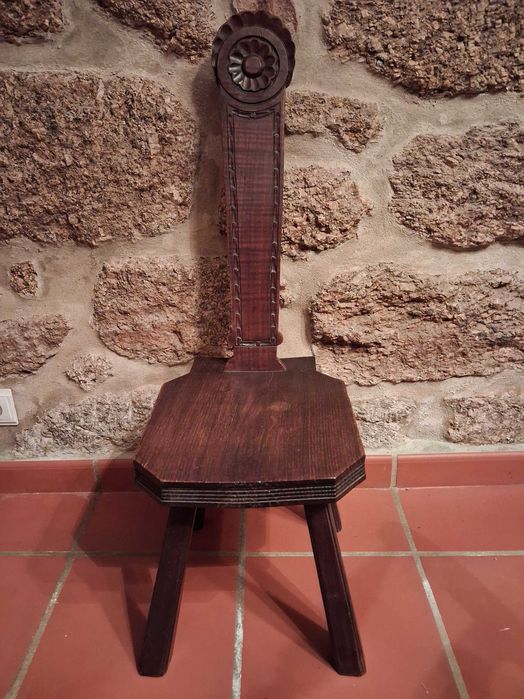 Cadeira rústica em madeira maciça