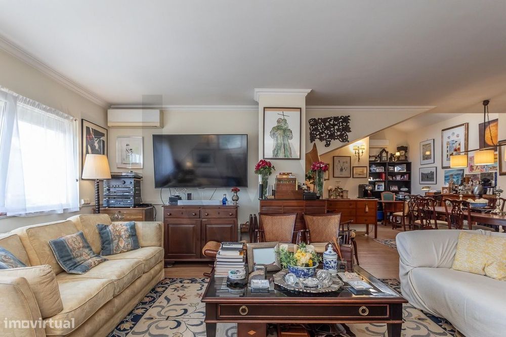 Apartamento T4 Triplex com Terraço de 140 m2 | Centro de Carnide