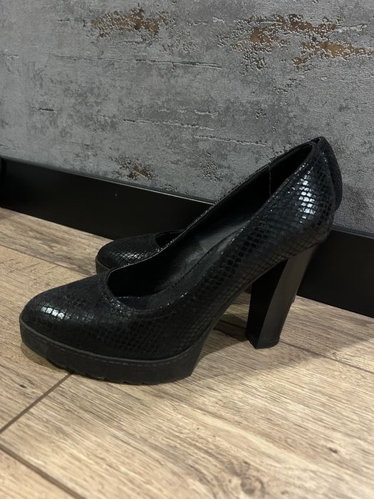 Klasyczne, czarne buty na obcasie