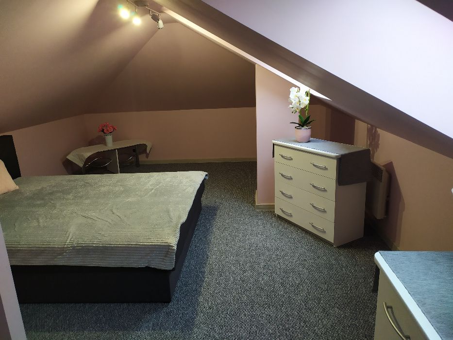 Domek nad jeziorem z linią brzegową, pięknym widokiem, sauną i jacuzzi
