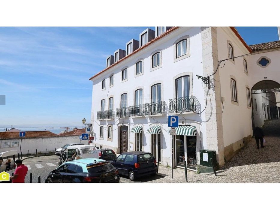 Espaço comercial vista frontal para o Panteão Nacional e lateral pa...