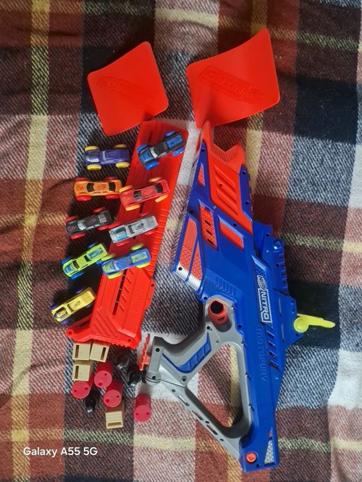 Nerf бластер запускаючи машинки