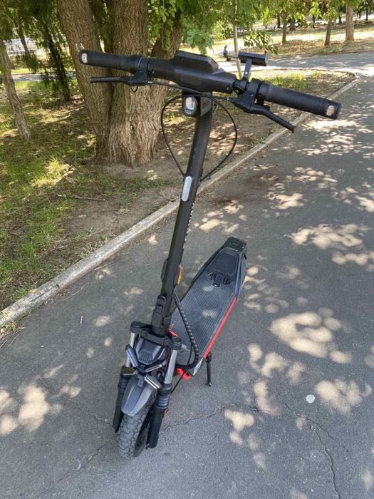 Продам электросамокат Segway Ninebot ZT3 Pro
