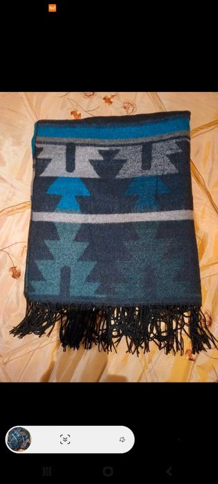 Manta Poncho - em tons de cinza e azul marinho e verde escuro - Local