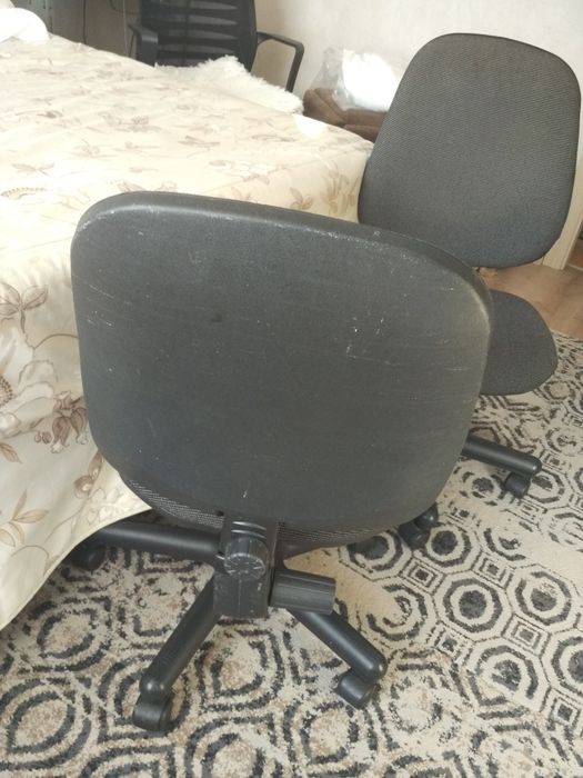 Два офісні, комп'ютерні крісла