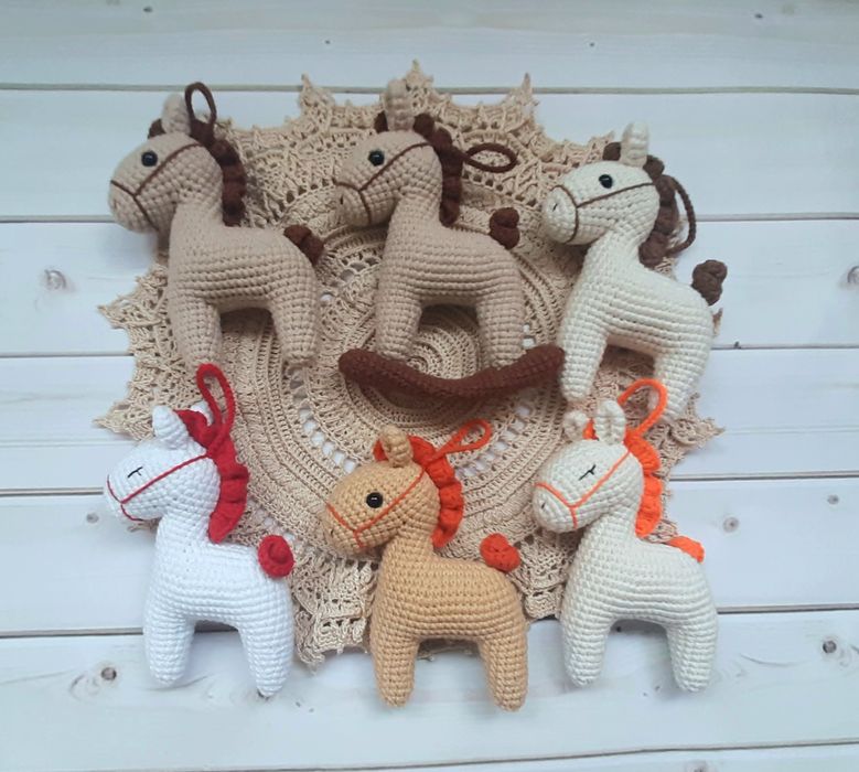 В'язаний коник, в'язаний кінь, символ року 2026