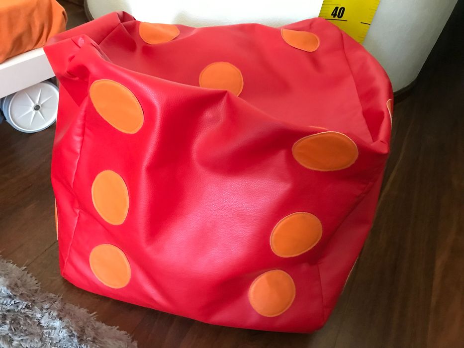 Puff em pele para quarto de criança ou jovem