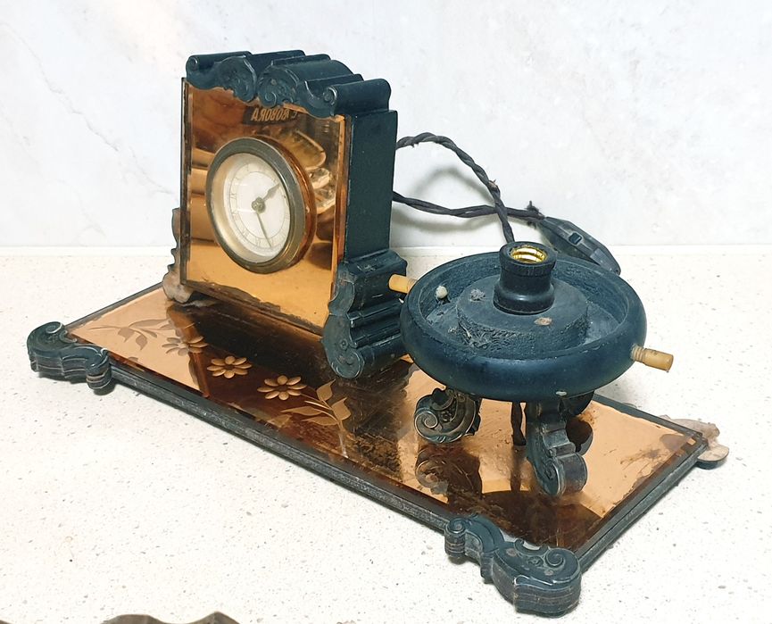 Para restauro: antigo tinteiro com calendário/relógio com candeeiro