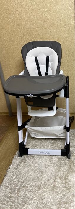 Дитячій стілець для годування