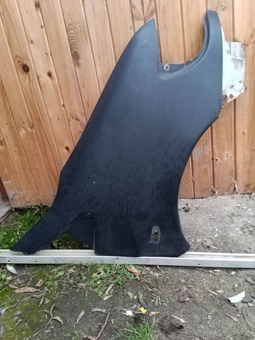 Крило переднє праве