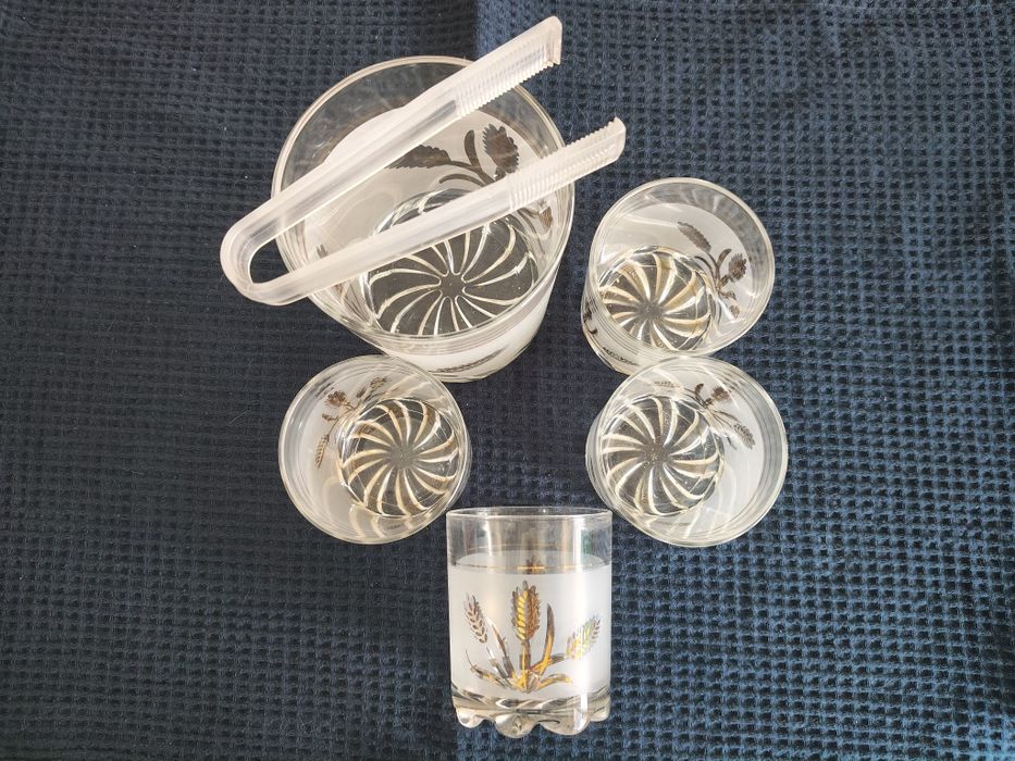 Conjunto de copos, taça e tenaz