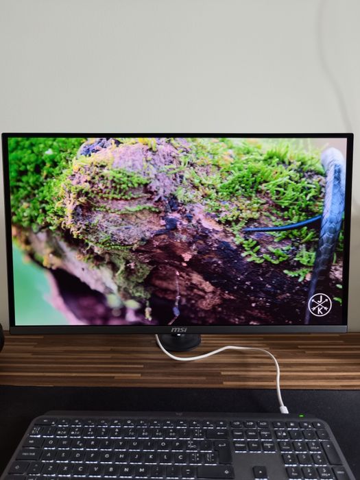 Monitor OLED 4K 240Hz - MSI 272URX QD-OLED