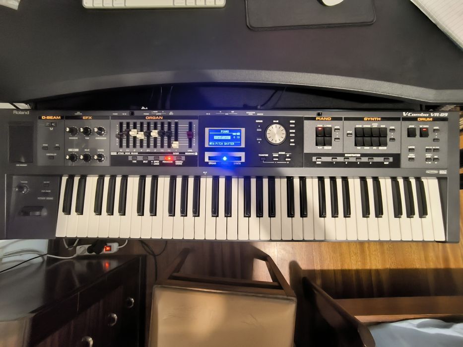 Roland VR 09 (Organ, Piano, Synth)