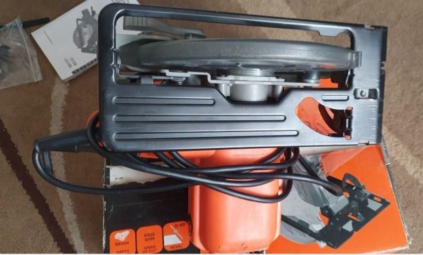 Pilarka Black&Decker CS1250L