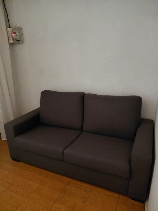 Sofá cinzento em bom estado