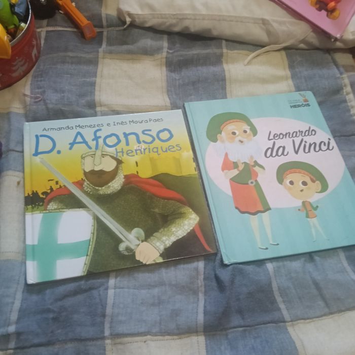Livros variados em bom estado