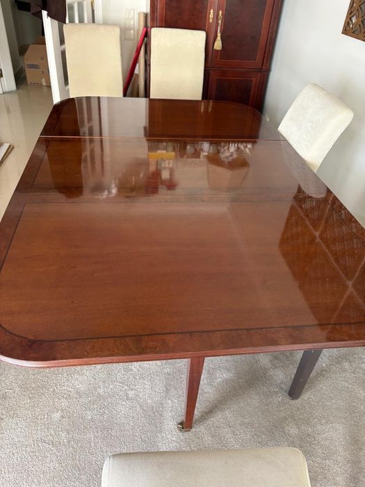 Mesa de jantar em madeira