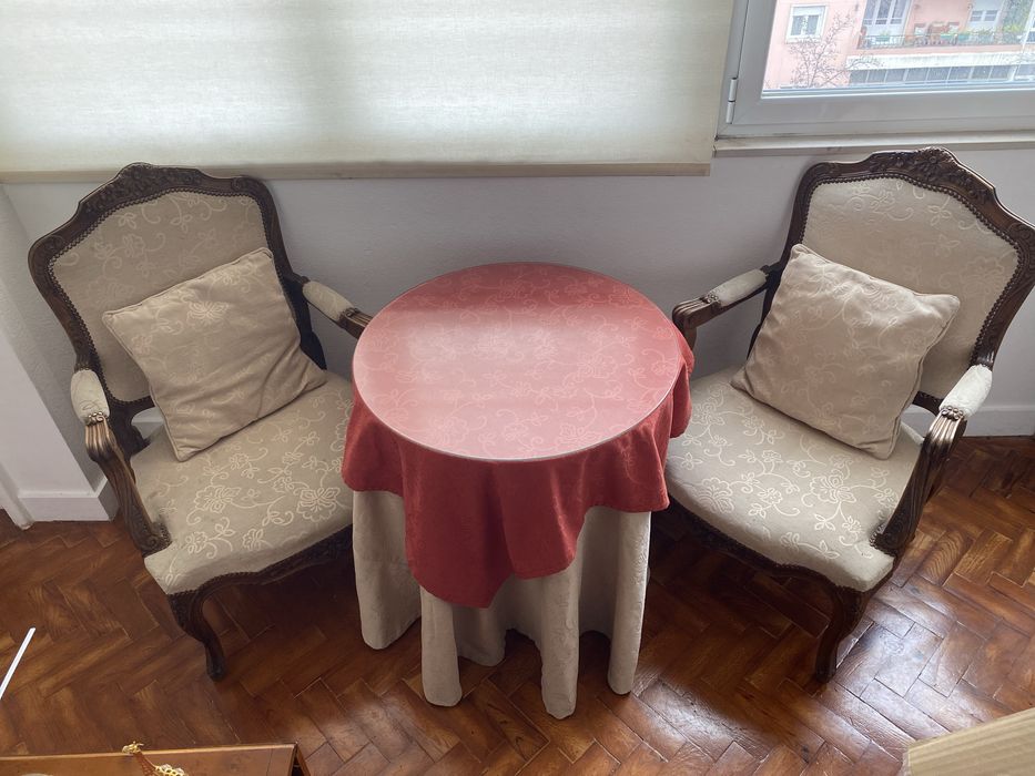 Conjuntos dois cadeirões e mesa redonda em camilha com tecido e vidro