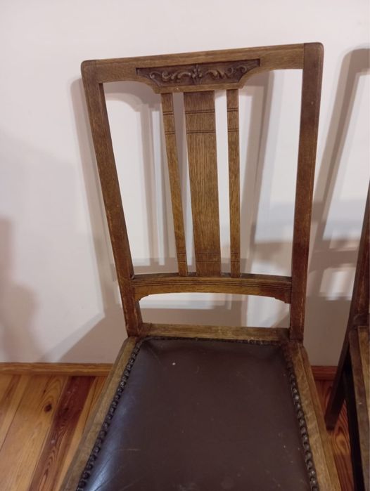 Stare dębowe krzesła obite skórą