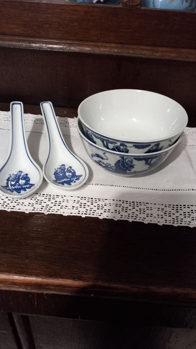 Zestaw Chińskich porcelanowych miseczek i łyżek.