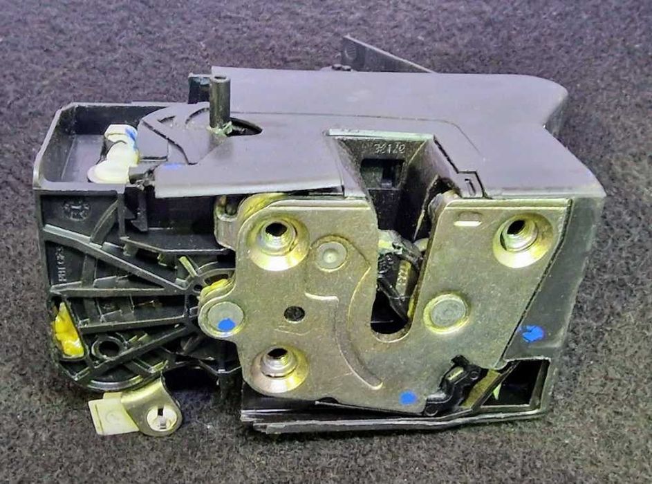 Fechadura / Fecho Porta Trás Direito 825022281RG - DACIA SANDERO II