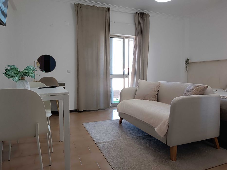 Quarto Suíte de Casal Totalmente mobilado e com Marquise em Alhos Vedros - Moita - a 6 minutos da estação de comboios