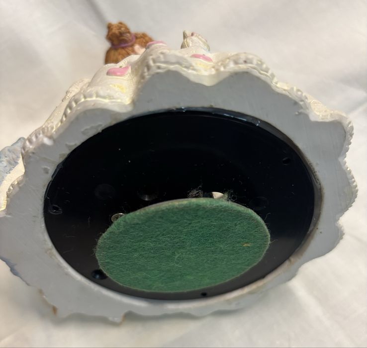 Caixa de musica em porcelana com rotacao de par a dançar e musica por corda