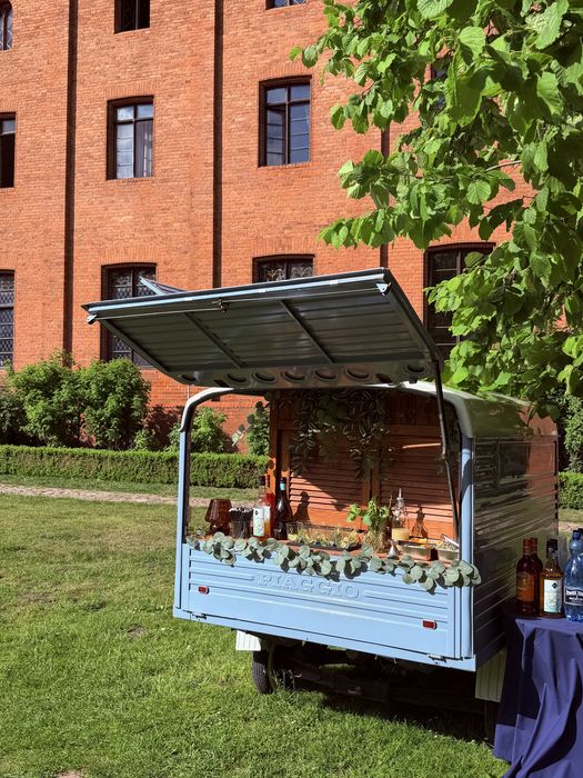 Piaggio Ape prosecco van/drink bar