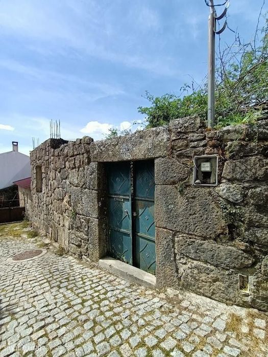 Imóvel para reabilitação – Avelãs de Ambom, Guarda