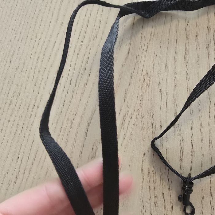 Materiałowy, cienki pasek do torebki, czarne okucia, tanio