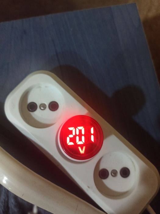 Продам вольтметр цифровий в розетку.В наличии