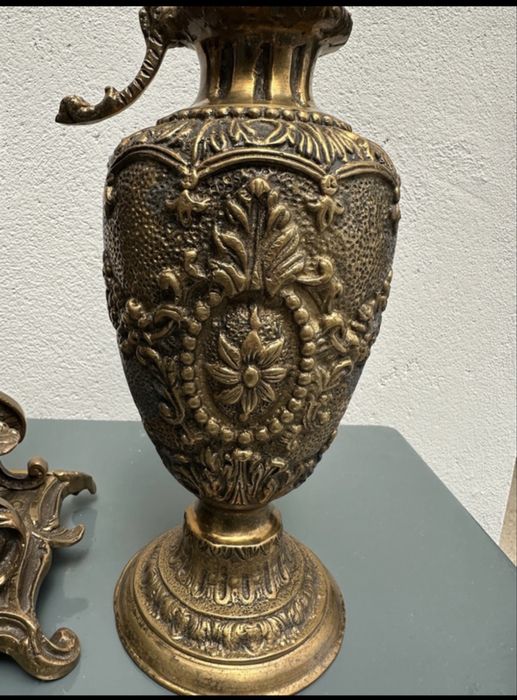 Relógio e Jarrão de Latão
