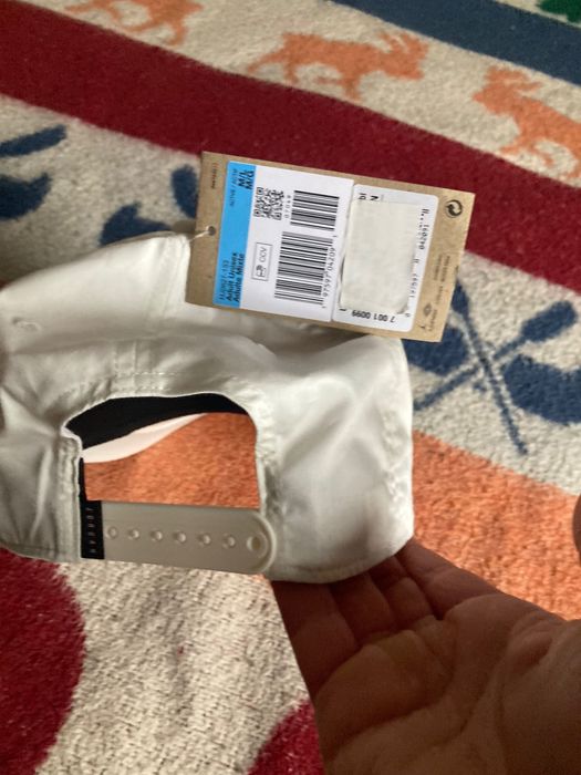 Boné branquinho, de Marca Jordan