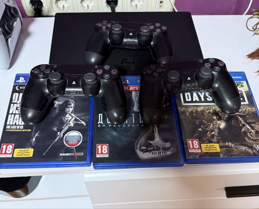 Ps 4 pro 1 tb +3 джойстика +3 игры