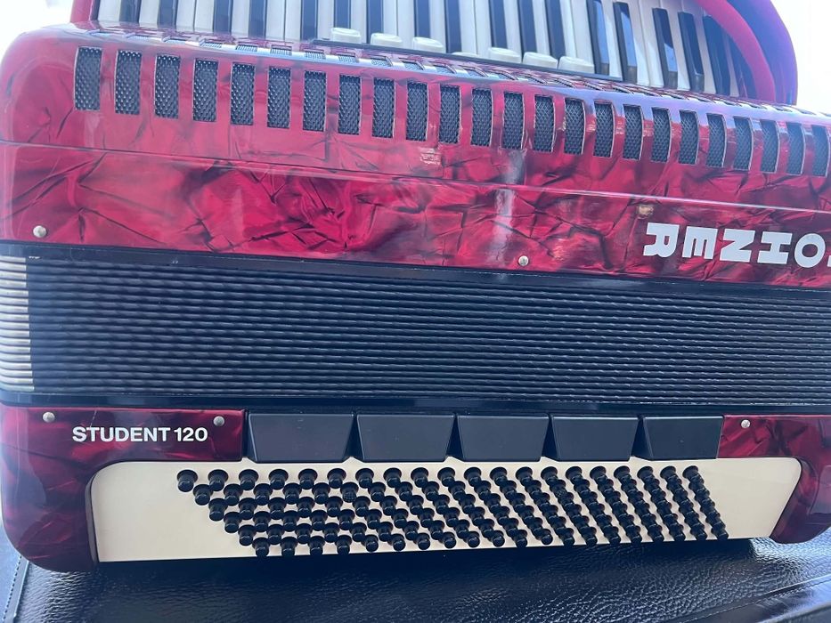 Acordeão HOHNER Student à 3a voz com 120 baixos como novo - mala e acessórios novos incluídos