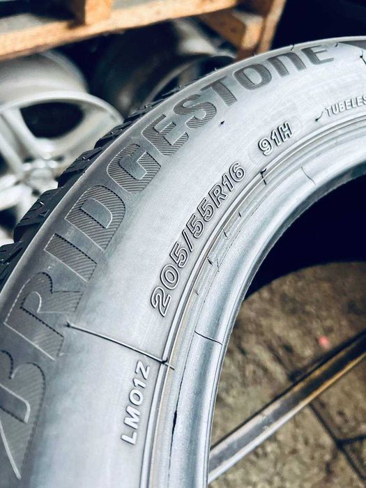 Шини Резина Зимові  205 55 16 Bridgestone Blizzak LM001  2шт