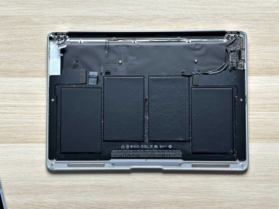 Topcase z ekranem MacBook Air 13" A1466 (2013–2017)