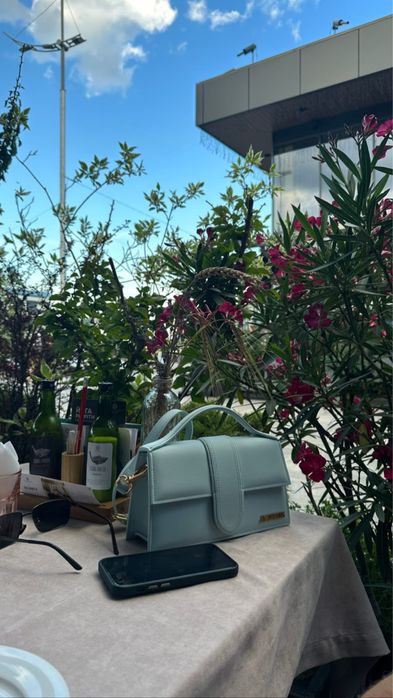 Замшева сумка jacquemus le bambino mini