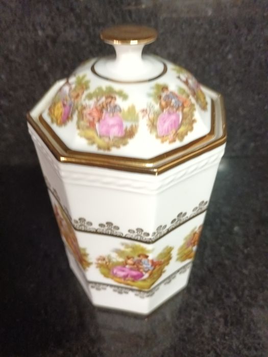 Pote de Porcelana pintado com Fio de Ouro